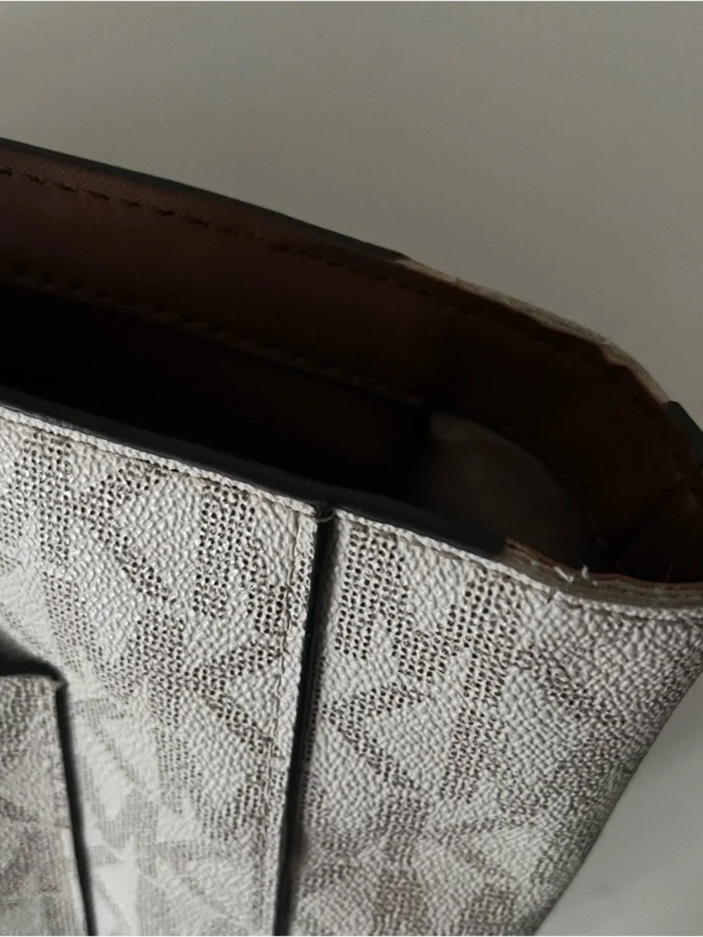 MICHAEL KORS Signature Aria Tote Vanilla AOP Gold Tone Hardware FLAWED - Picture 7 of 10